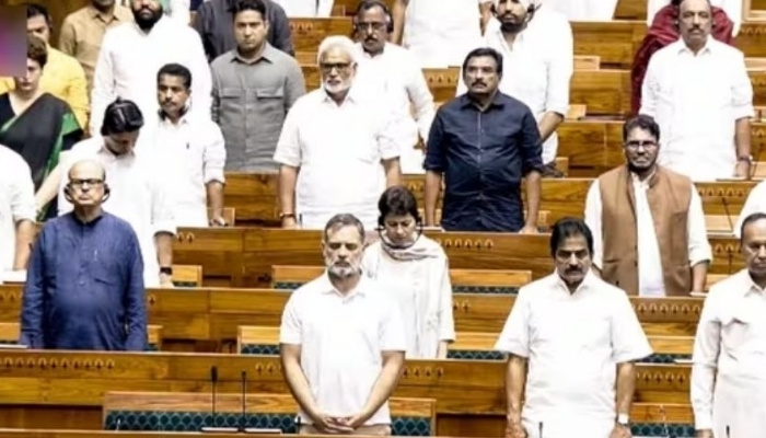 শিক্ষামন্ত্রীর পদত্যাগের দাবিতে অনড় বিরোধীরা, ভারতের সংসদে অচলাবস্থা